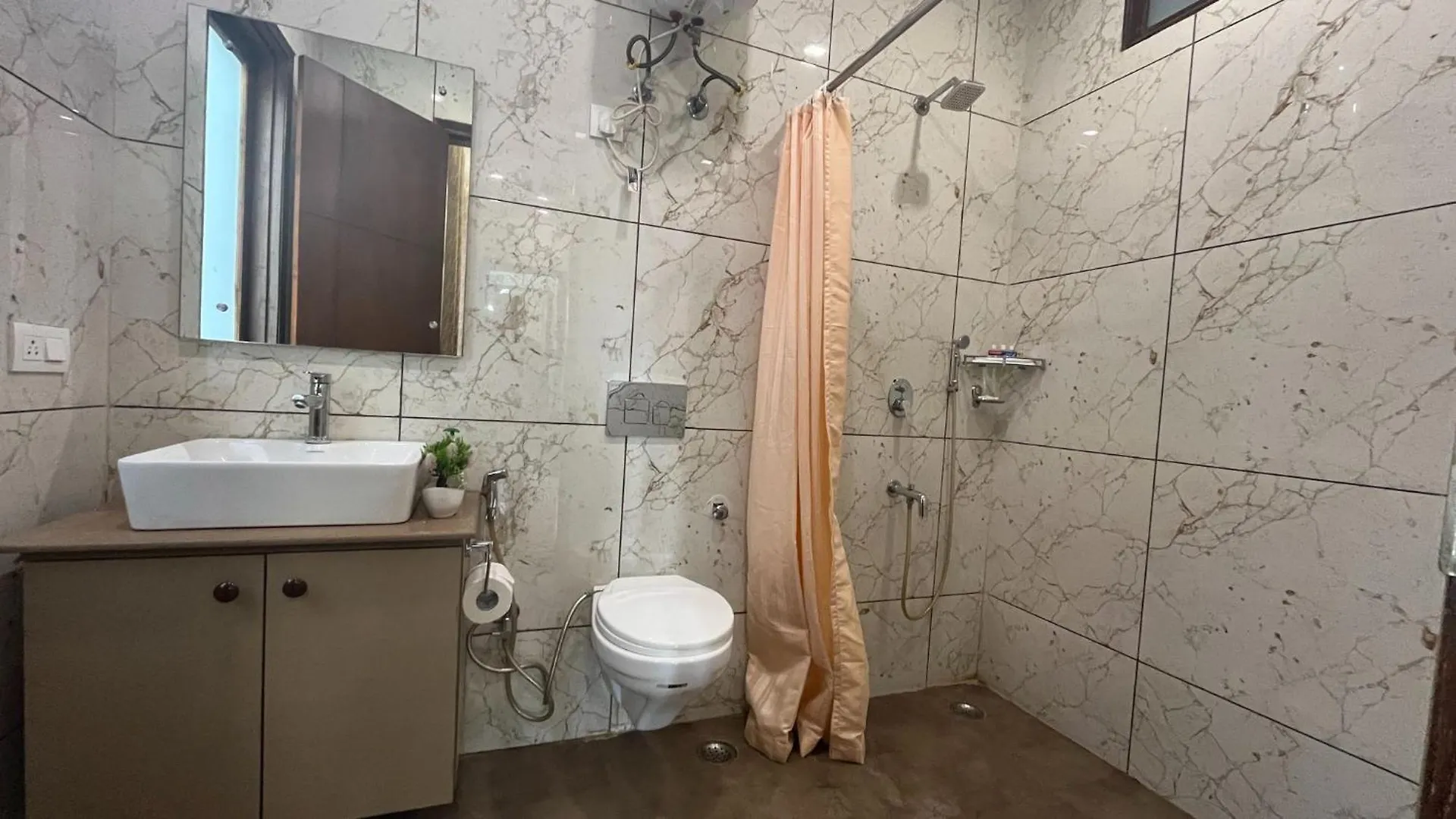 Bluo 1Bhk - Dlf Cybercity, Balcony, Lift, Parking Gurgaon 0*,